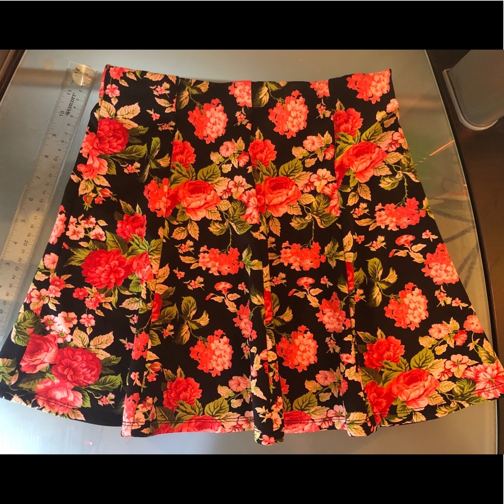 Cute flower skirt🌷never worn! nice neat stitching